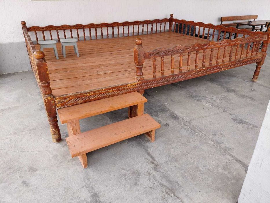 Тапчан.. Ва дворе