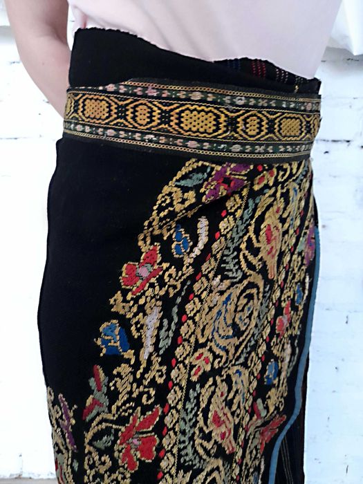 Costum popular traditional romanesc vechi de 100 de ani.