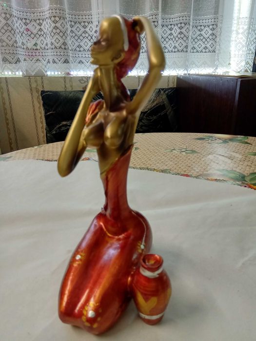 Статуетка ефектна и красива кафява и червена