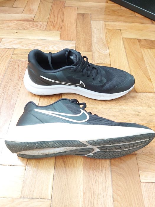 Vând adidași Nike