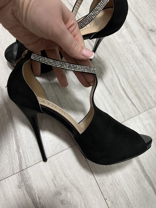 Продам босоножки