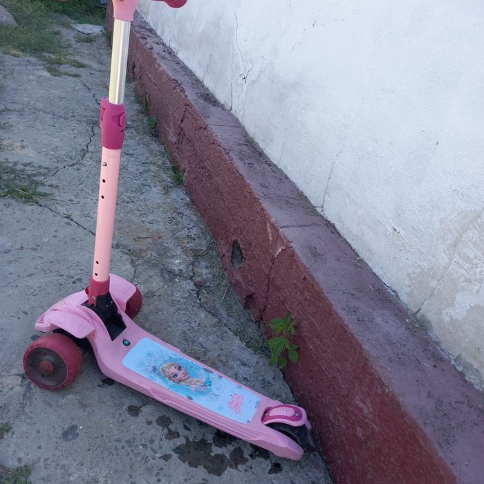 Продам самакат. Для девочки хорошей состоянии.