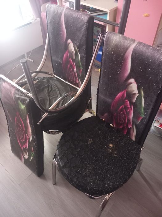 Столове имаме и котки