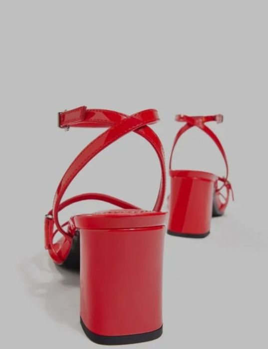 Босоножки бренда BERSHKA