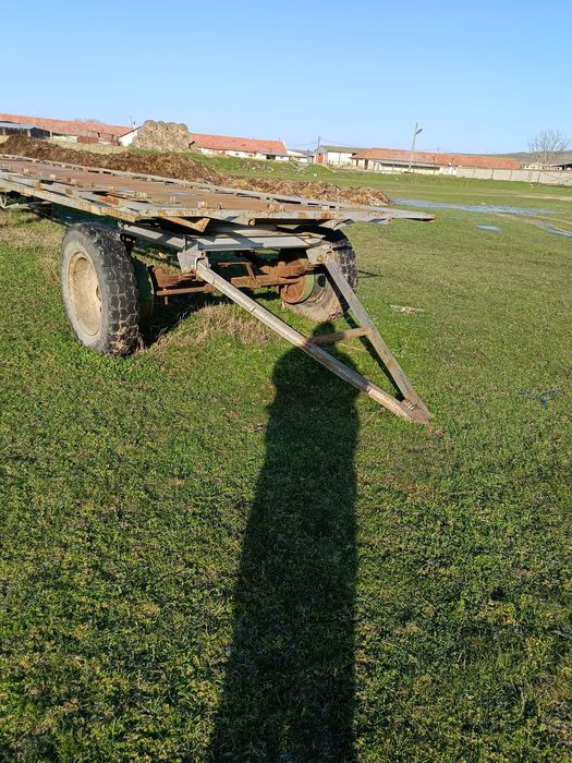 Продавам платформа