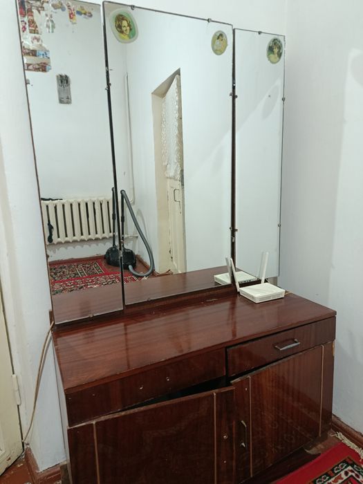 Стенка, подставка, трюмо сатылады, баҳасы 850 мың, такси пулы кайтады.