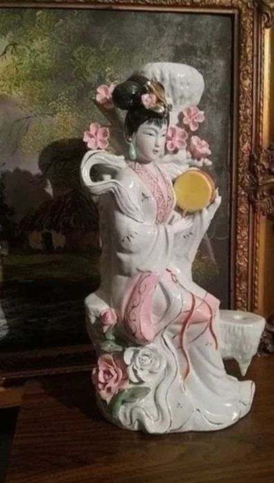 Статуэтка фарфоровая