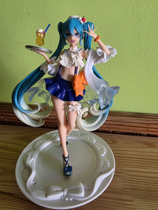 Продавам различни фигурки на Hatsune Miku