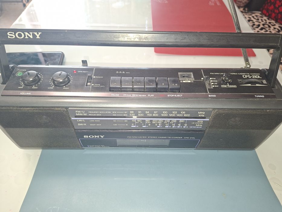 Radiocasetofon mediu Sony CFS-210L, radio 4 benzi  ( Antena Satelor), made in France