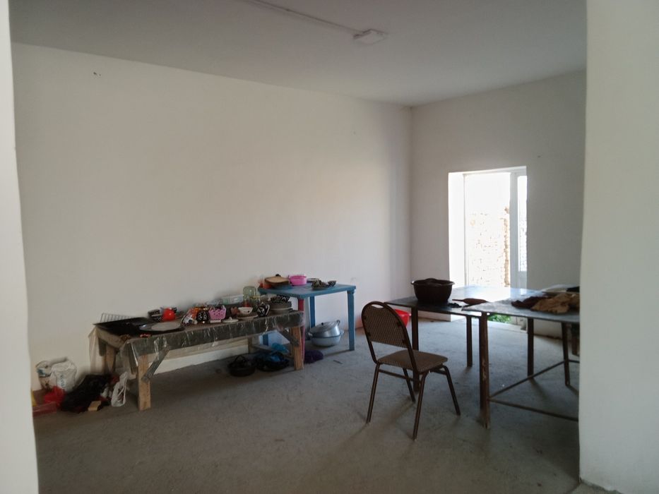 1-maktab oldida Magazin sotiladi