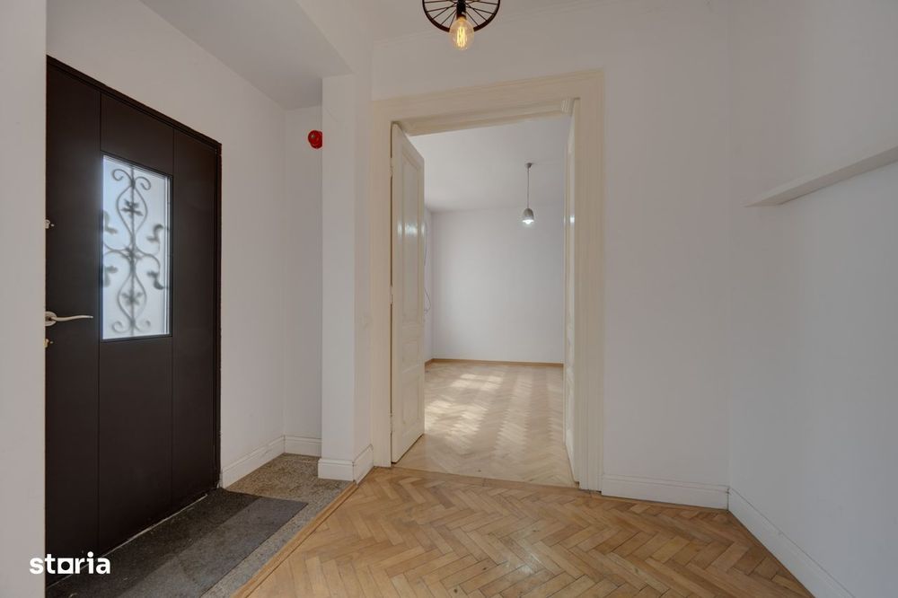 In Cartierul Evreiesc, casa 3 camere pivnita si mansarda open space.