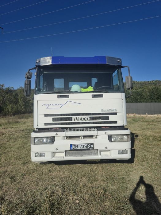 Vând camion cu macara și remorcă