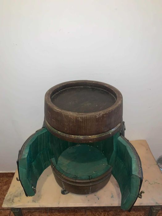 Bar cu rotile prelucrat din butoi de lemn