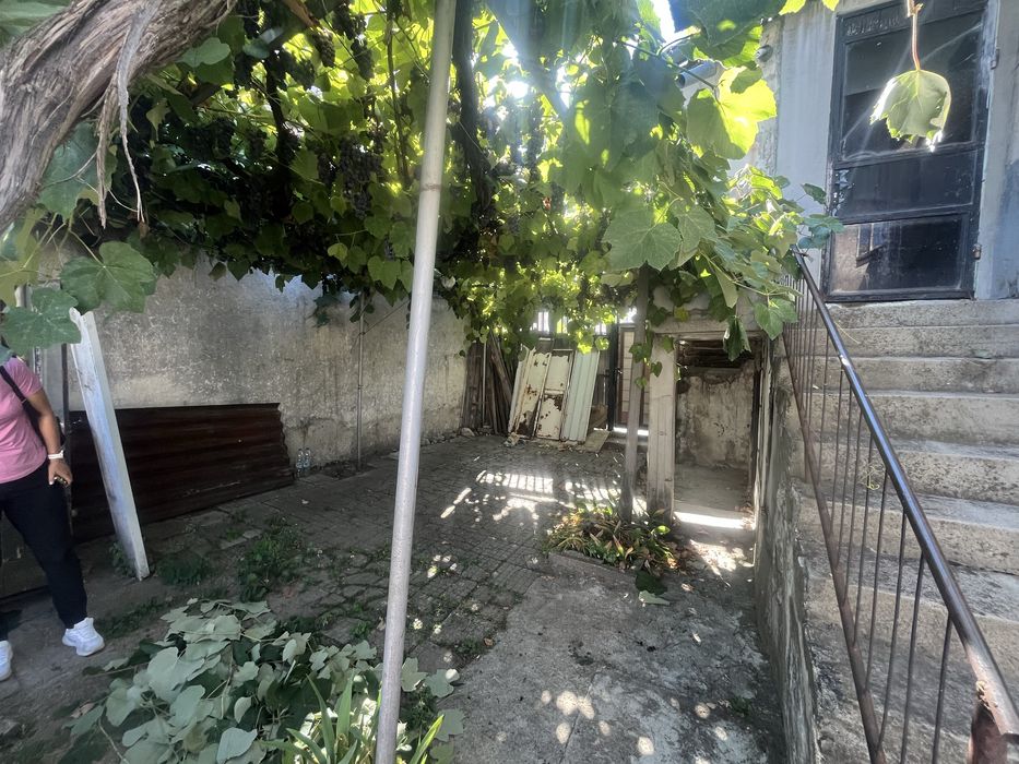 Къща с двор и втора самостоятелна жилищна сграда