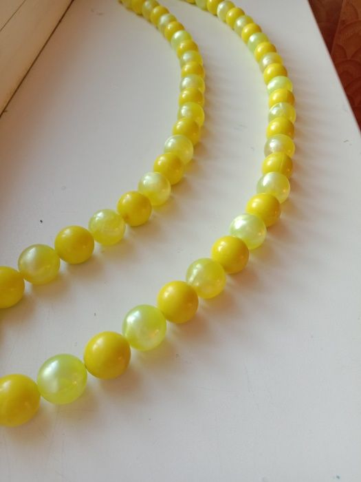 Массивные желтые бусы