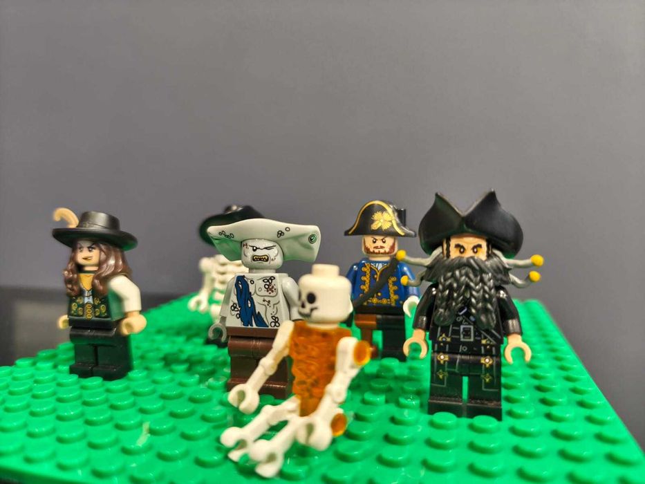 LEGO Минифигурки „Карибски пирати“