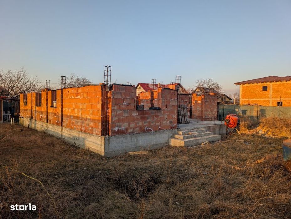 Teren 580m Șerbanesti cu casa in constructie
