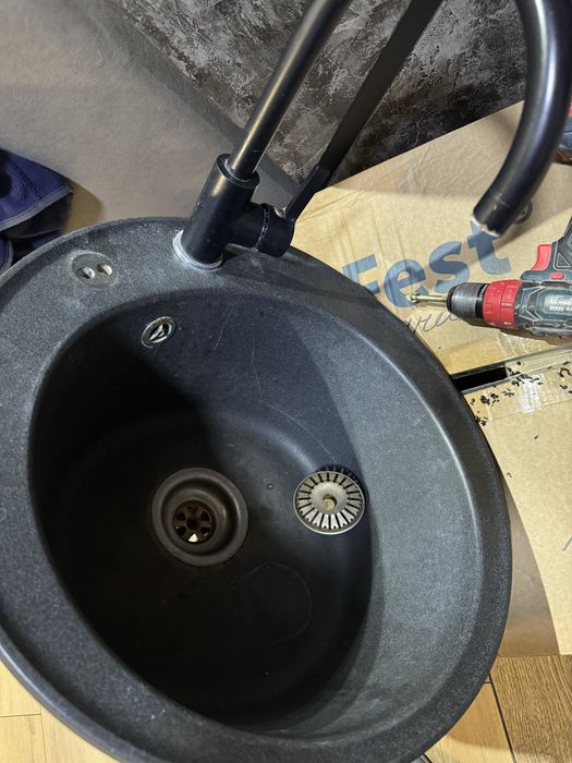 Кухонная мойка со смесителем