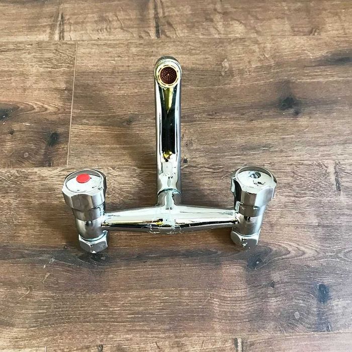 Стенен двуръкохватков смесител за мивка