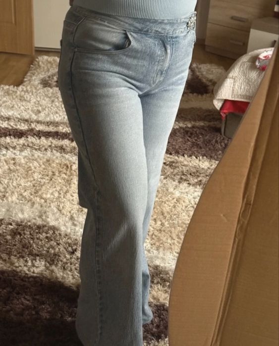 Blugi evazati cu sclipici fin