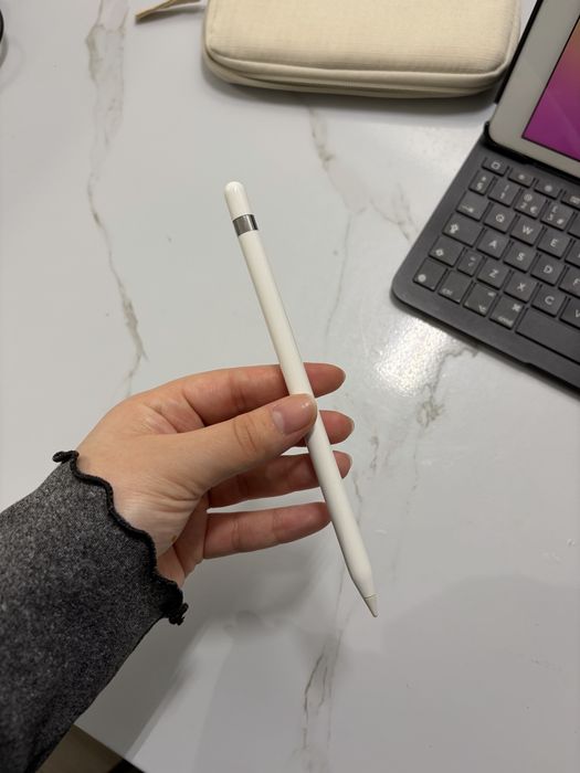 Ipad 8 128gb WIFI + Apple pencil 1 + Logitech keyboard