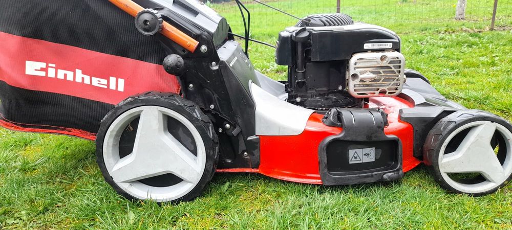 Masina de tuns iarba cu autopropulsie