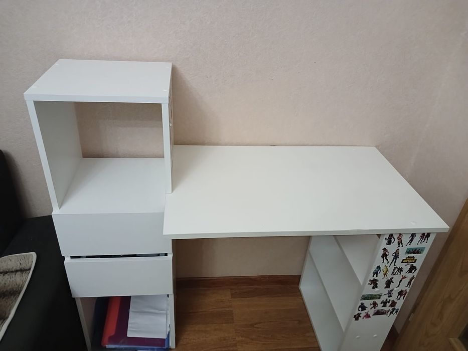 Белый стол с шкафчиками