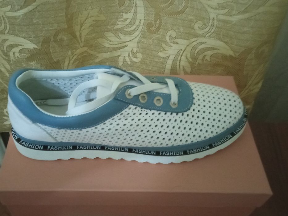 Продаю кроссовки ЭКО кожа
