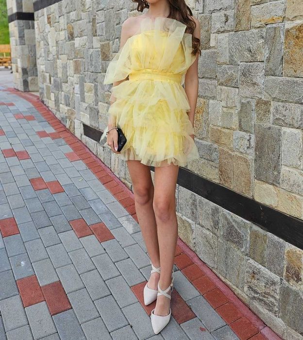 Жълта рокля с тюл