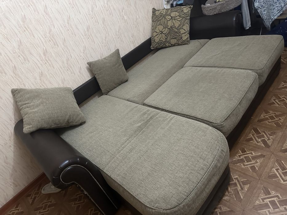 Диван угловой и падушуи имеются