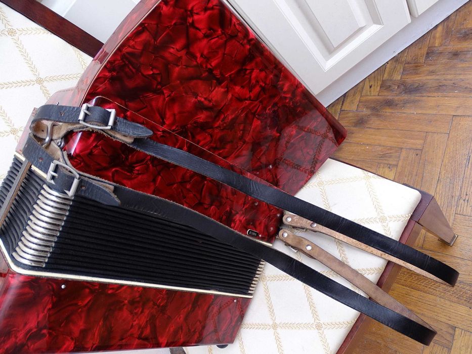 Много запазен стар акордеон Велтмайстер 12 баса