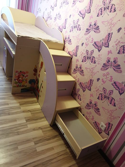 Детская кровать стол шкаф