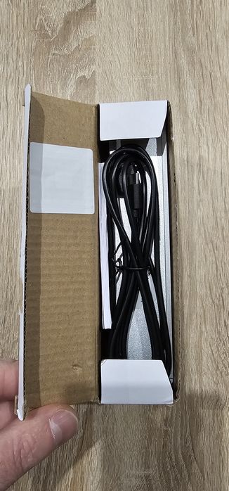 Настолен часовник с безжично зарядно за смартфон.