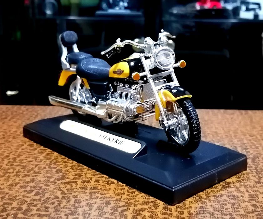 Масштаб-я модель Triuph 955. Seed Triple, Ducati Monster 1200S 2014г