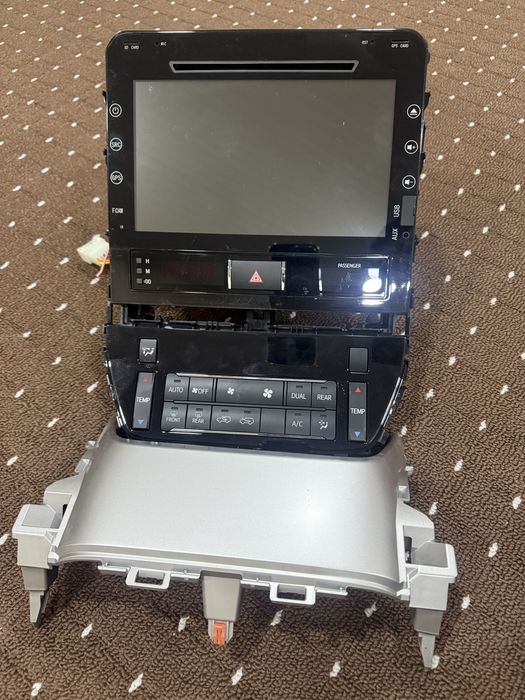 Родной монитор в сборе от Toyota Land Cruiser 200, модель 2019 года.