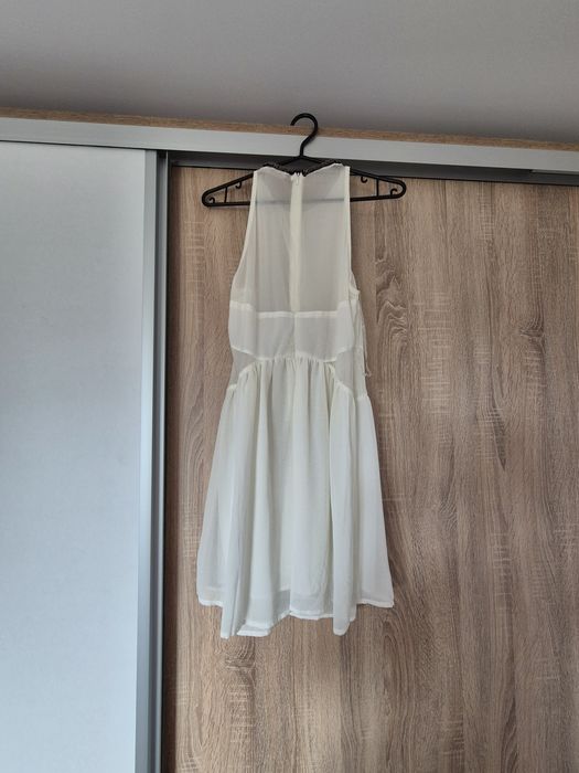 Бяла къса рокля с акцент