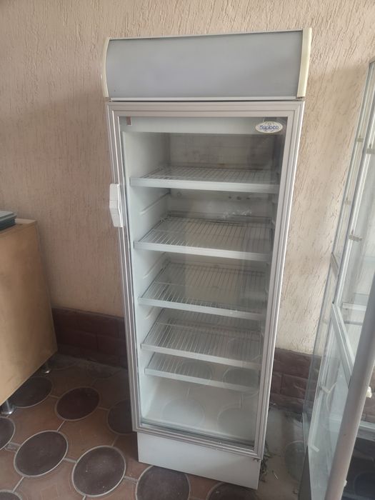 Продается витринный холодильник