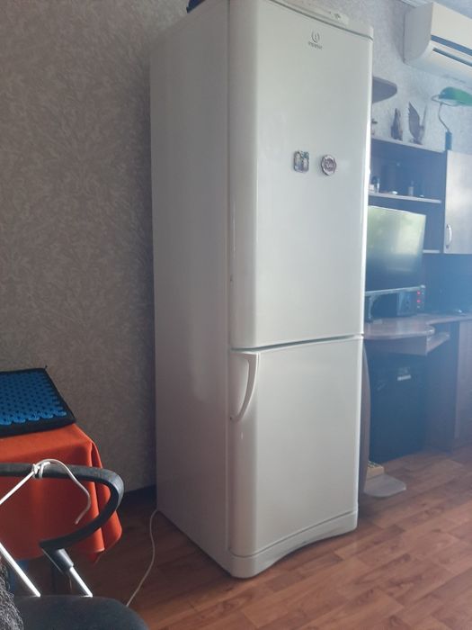 Холодильник indesit б/у, в рабочем состоянии,