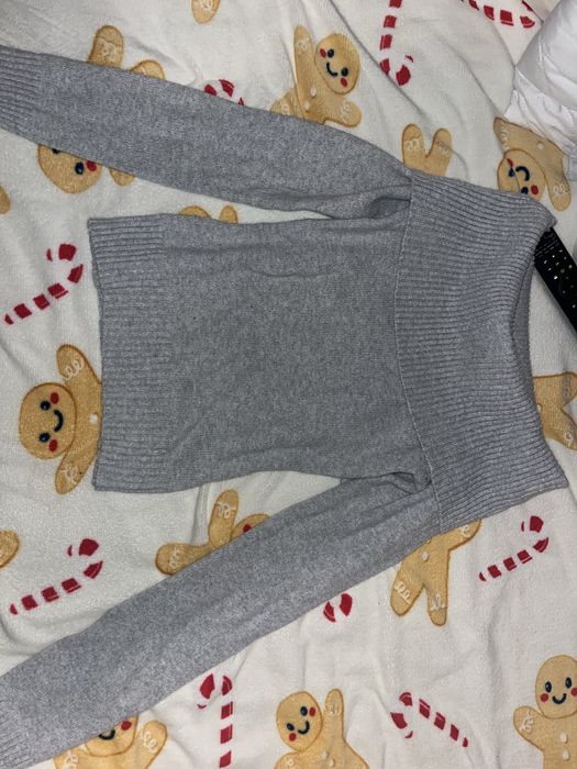 Комплект бял и сив пуловер с голи рамене