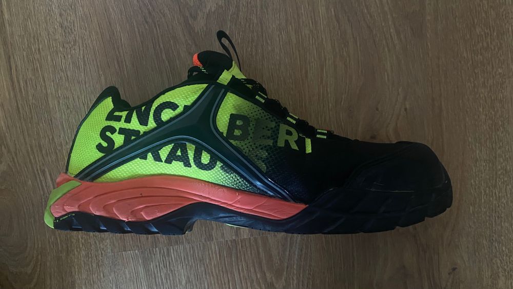 Работни обувки с бомбе .