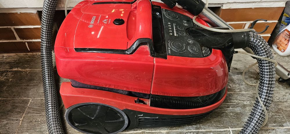 Прахосмукачка за мокро и сухо почистване Bosch BWD421PET