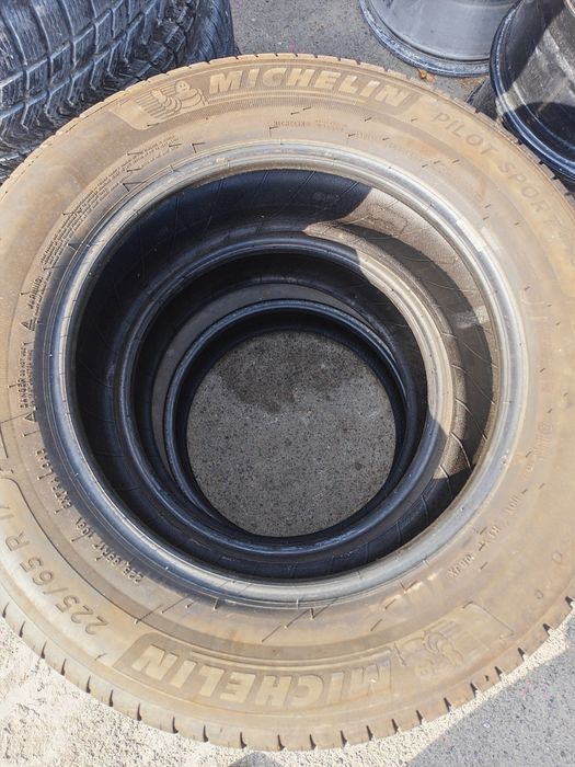 Vând două anvelope