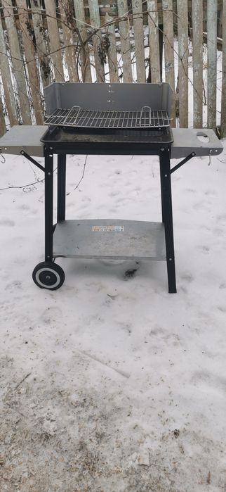Grătar portabil pe carbune