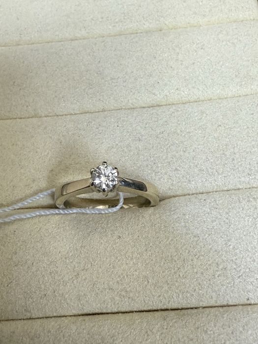 Кольцо с бриллиантом