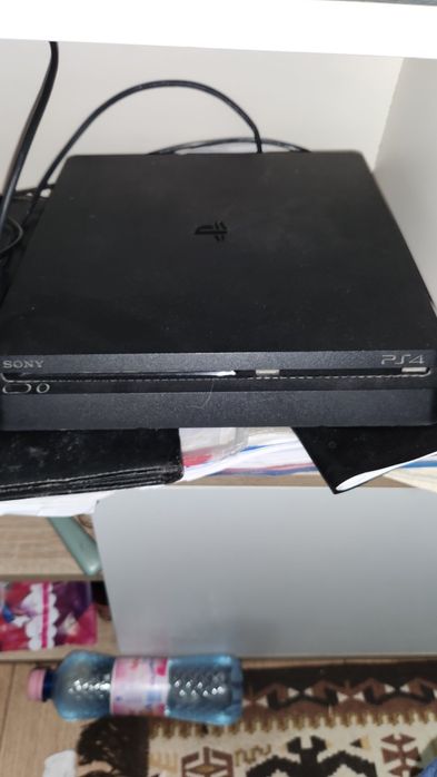 PS4 Slim 1TB + FC 25 & Crew Motorfest + 2 Manete