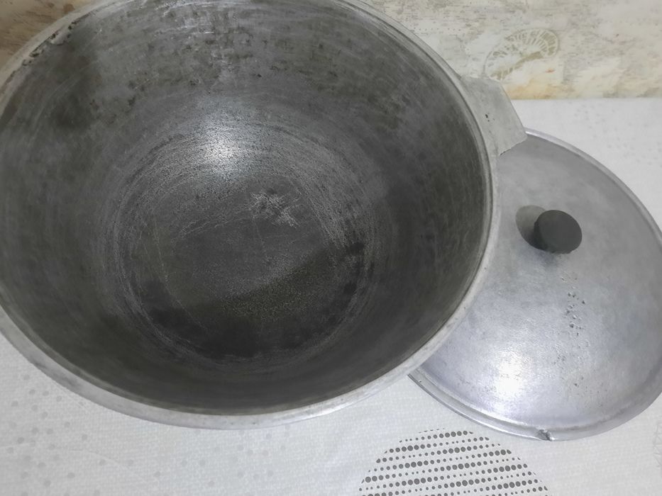 Казан 6 л и сковорода чугунные.