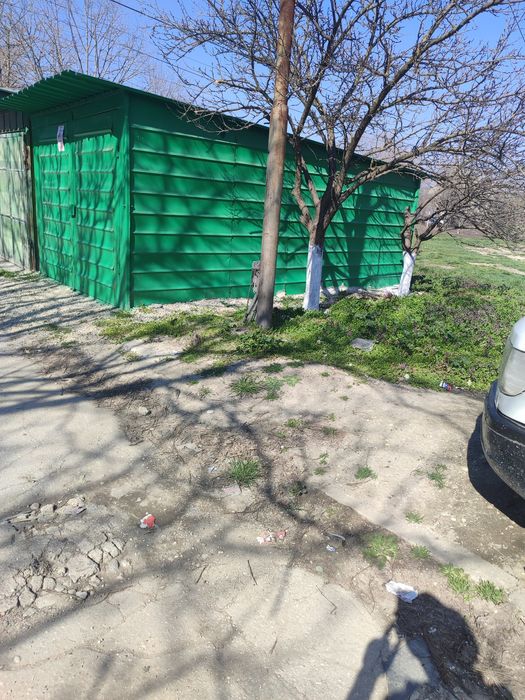 Продавам гаражна клетка
