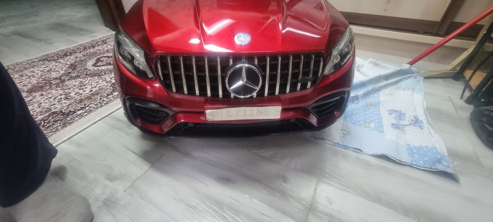 Детская машина на пульт управлении, почти новая,горят фары,мелодия