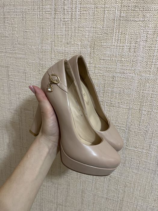 Продам туфли на каблуке