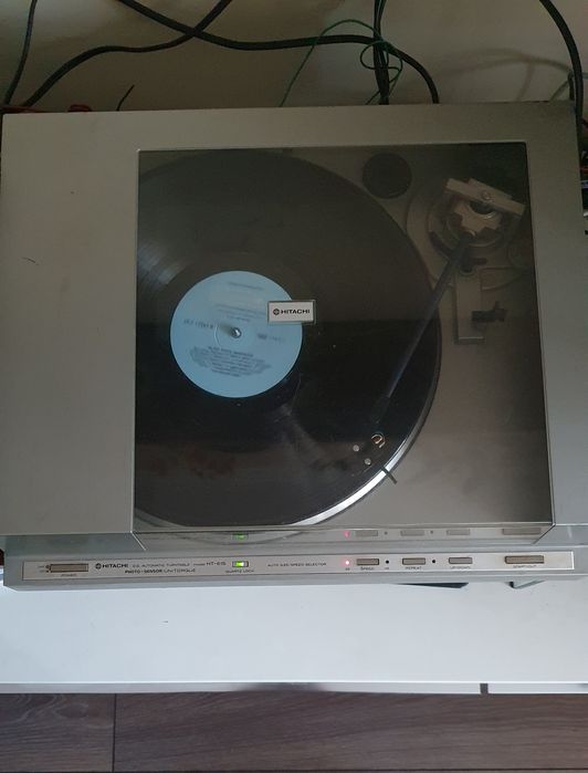 грамофон Hitachi HT-61S, произведен в Япония